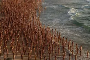 2500 insan birgə çılpaq poza verdi