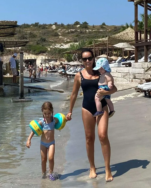 Bengüdən övladları ilə birgə tətil pozaları