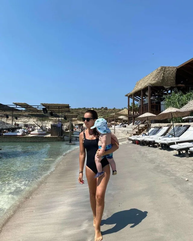 Bengüdən övladları ilə birgə tətil pozaları