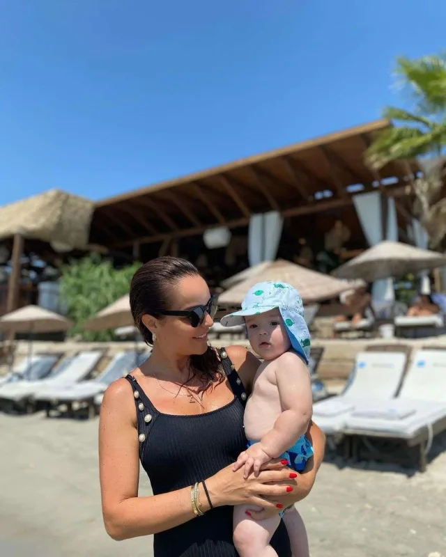 Bengüdən övladları ilə birgə tətil pozaları