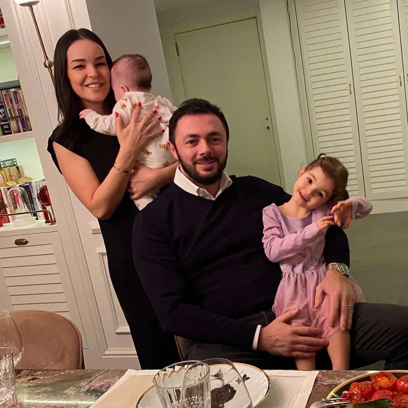 Bengüdən övladları ilə birgə tətil pozaları