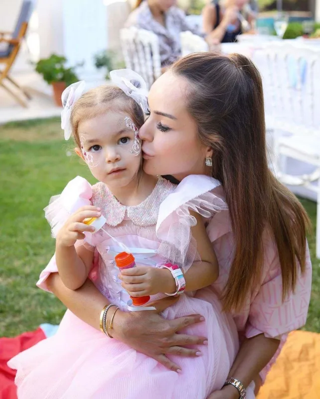 Bengüdən övladları ilə birgə tətil pozaları