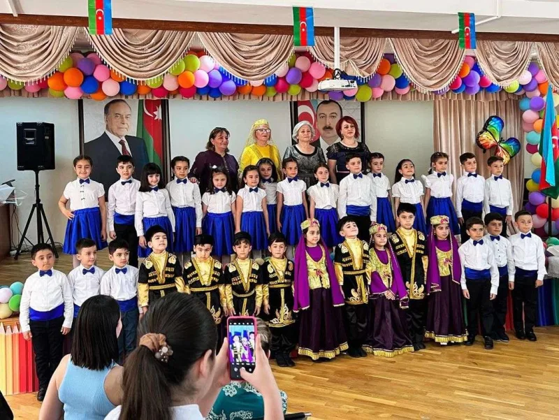 Nazimin qızı birinci sinifi bitirdi