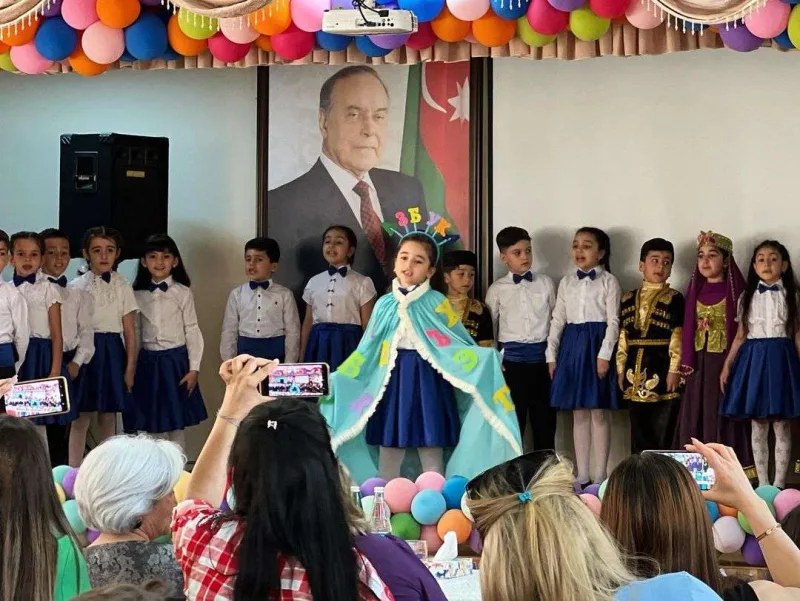 Nazimin qızı birinci sinifi bitirdi