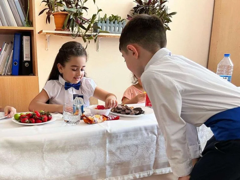 Nazimin qızı birinci sinifi bitirdi