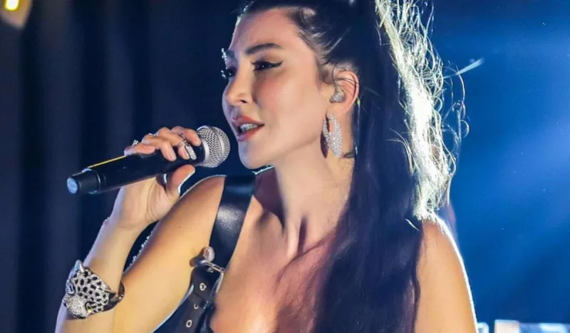 Hande səhnədə huşunu itirdi