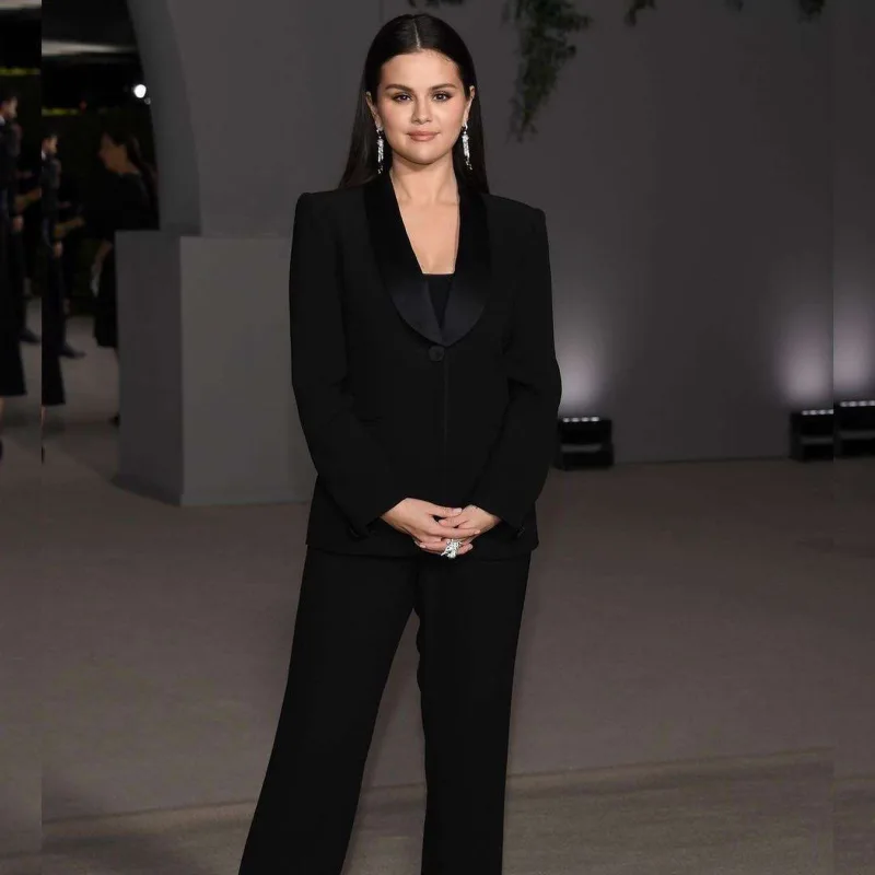 Selena üzüyünün qiyməti ilə gündəm oldu