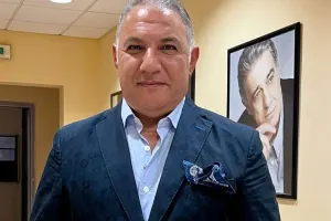 Ədalət akulaların arasında üzdü - Video