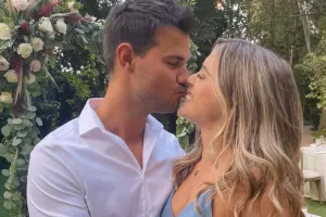 Öz adaşı ilə evlənir