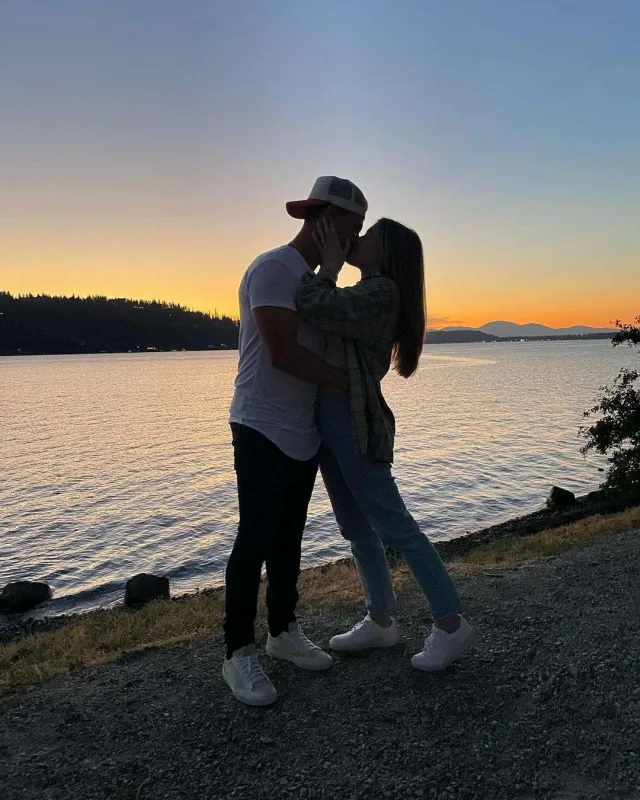 Öz adaşı ilə evlənir