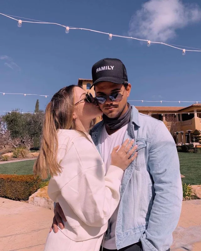 Öz adaşı ilə evlənir