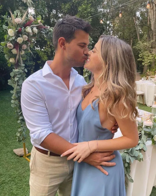 Öz adaşı ilə evlənir