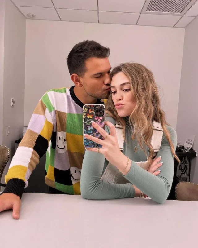 Öz adaşı ilə evlənir