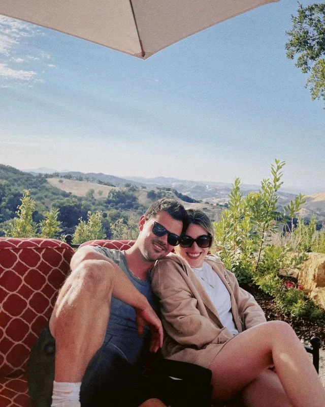 Öz adaşı ilə evlənir