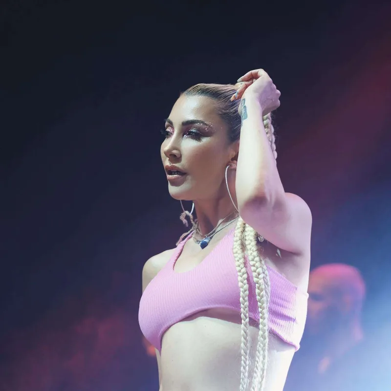 Hande yenə söz atdı