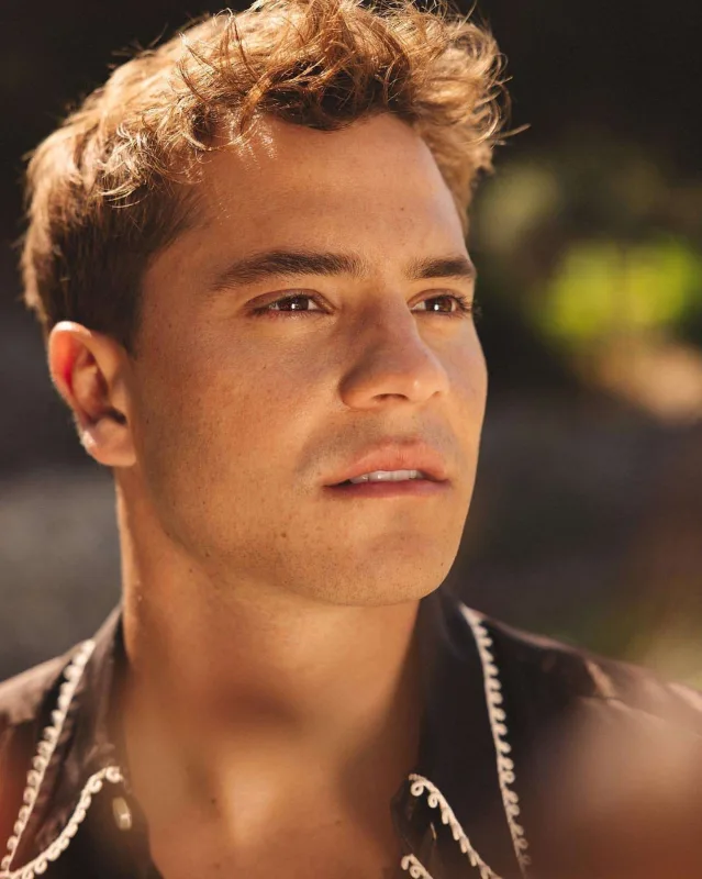 “Elite” ulduzu sırğaları ilə gündəmdə