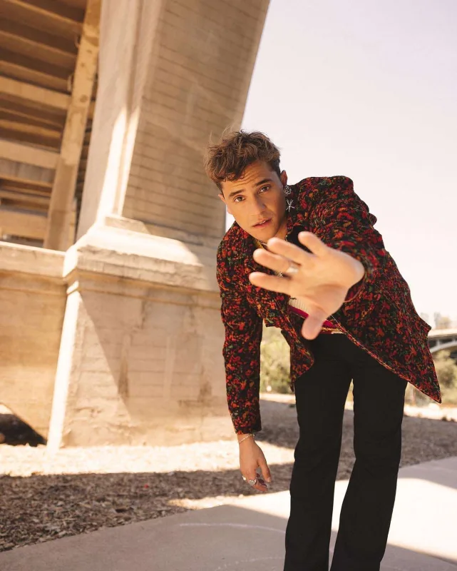 “Elite” ulduzu sırğaları ilə gündəmdə