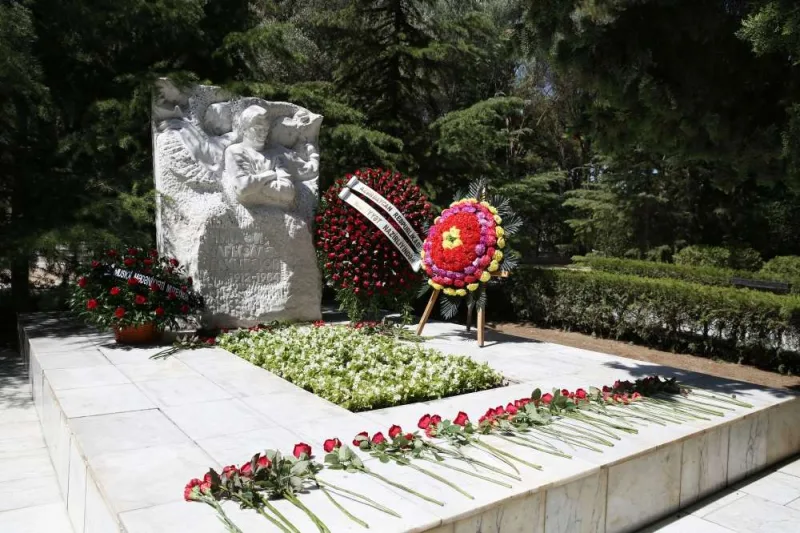 Maestro Niyazinin məzarı ziyarət olundu