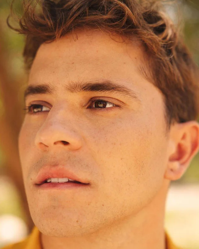 “Elite” ulduzu sırğaları ilə gündəmdə