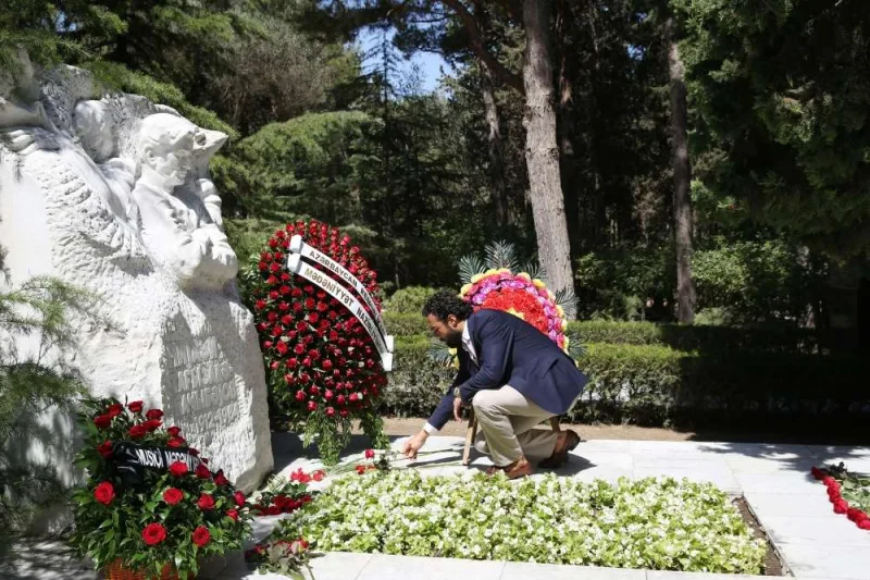 Maestro Niyazinin məzarı ziyarət olundu