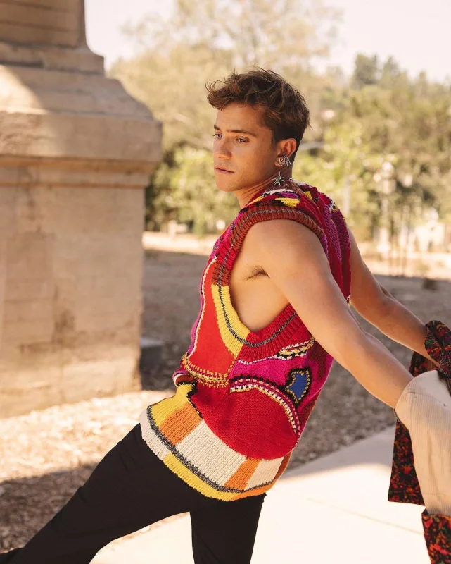 “Elite” ulduzu sırğaları ilə gündəmdə