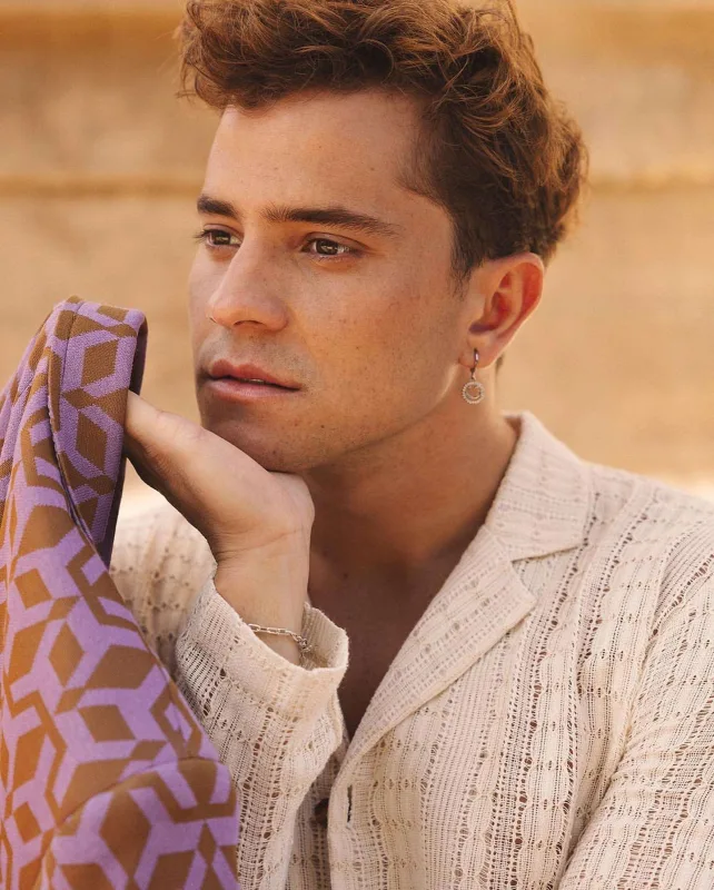 “Elite” ulduzu sırğaları ilə gündəmdə