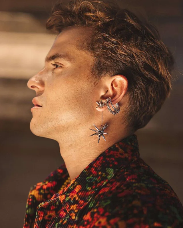 “Elite” ulduzu sırğaları ilə gündəmdə