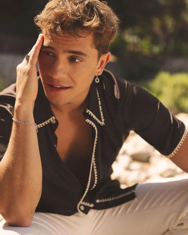 “Elite” ulduzu sırğaları ilə gündəmdə