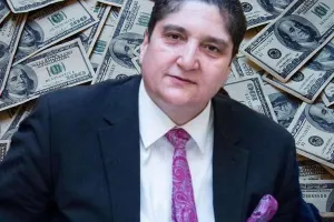 Canlı yayımda pullarını göstərdi