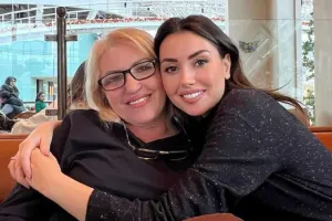 Safura anası ilə şəklini paylaşdı