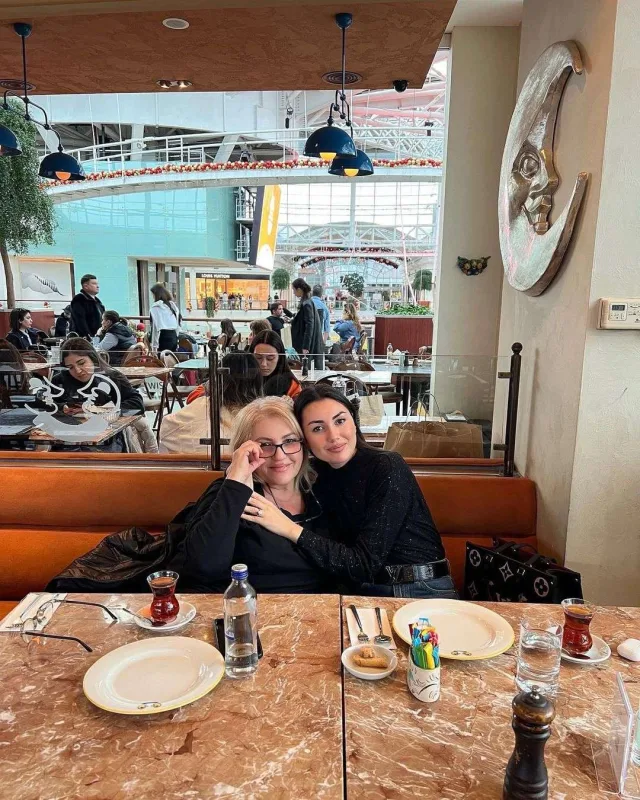 Safura anası ilə şəklini paylaşdı
