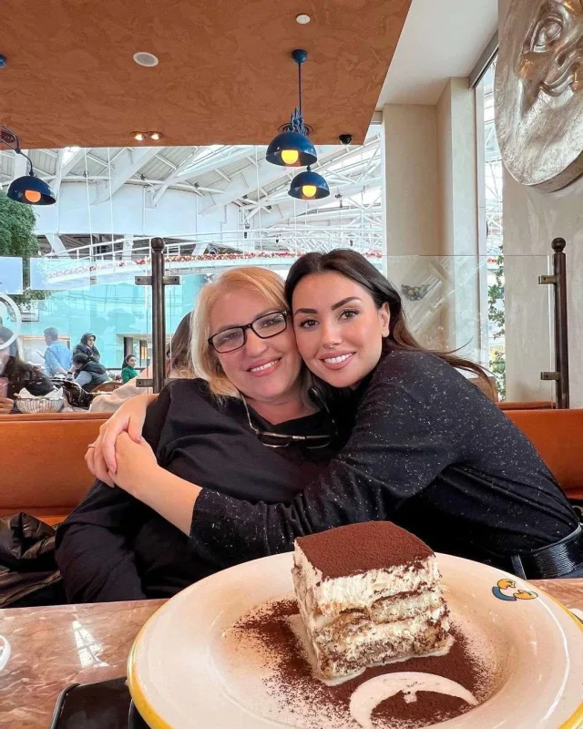 Safura anası ilə şəklini paylaşdı
