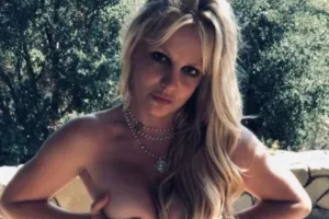 İki həftəlik sükutu çılpaq şəkillə pozdu