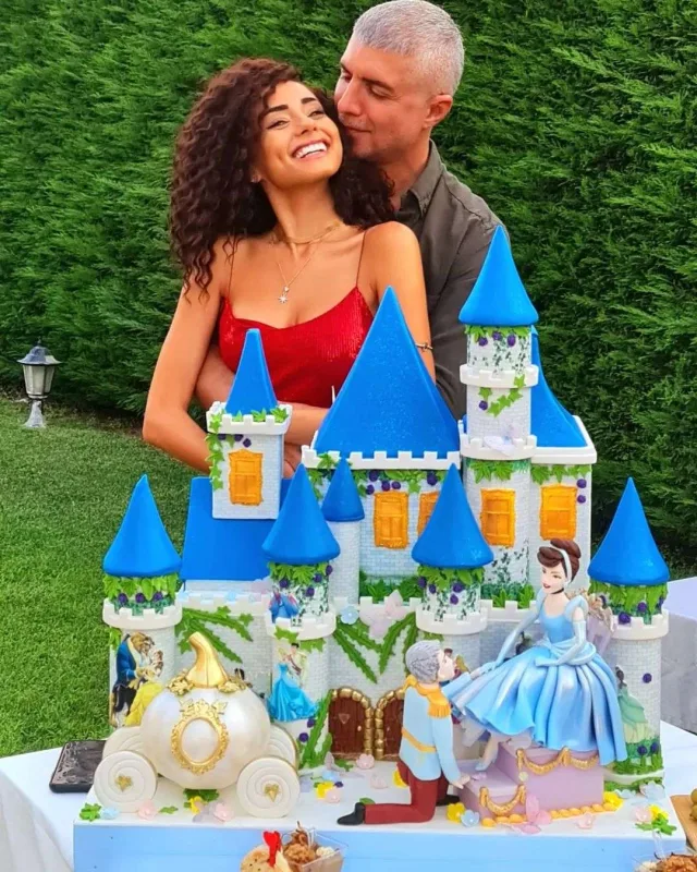 Sevgilisinin ad günü tortunu ələ saldılar