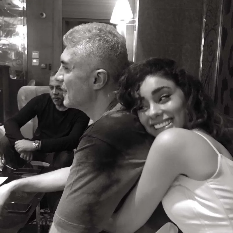 Sevgilisinin ad günü tortunu ələ saldılar