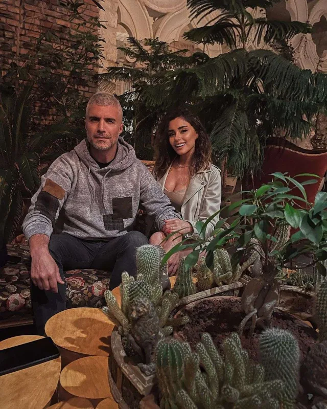 Sevgilisinin ad günü tortunu ələ saldılar