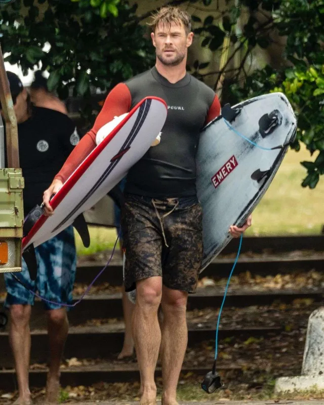 Kris Hemsvörd yarıçılpaq halda