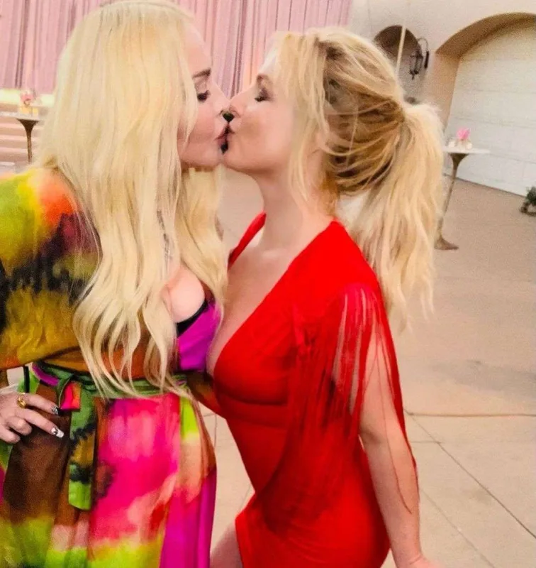 Britni Spirsin toy fotoları yayıldı