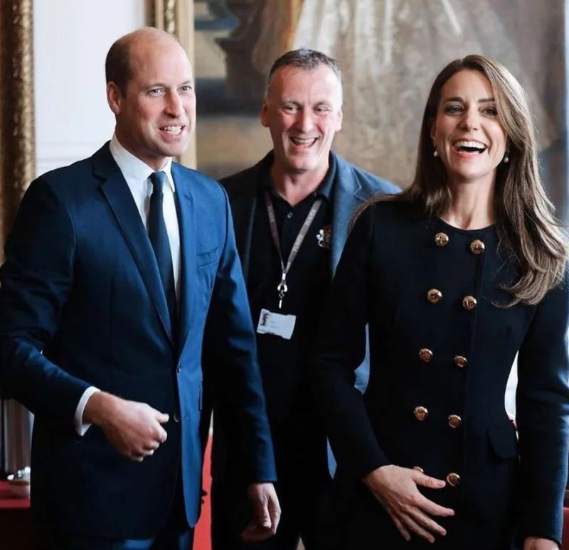 Kraliçanın səhvinə görə səfərlərə yas paltarı aparır