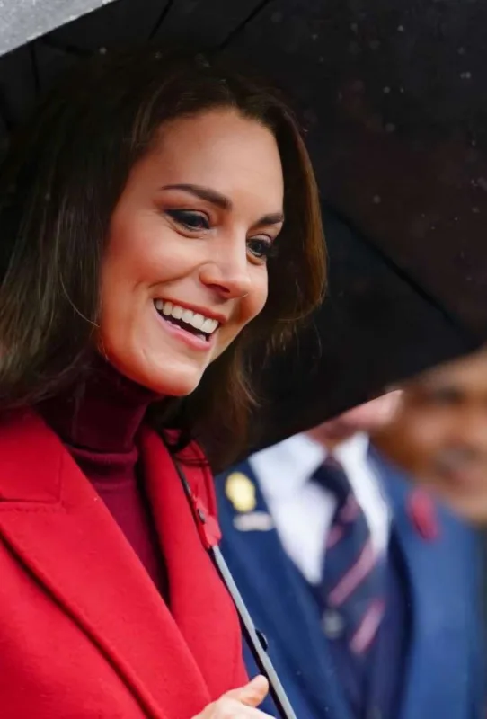 Kraliçanın səhvinə görə səfərlərə yas paltarı aparır