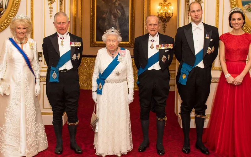 Kraliçanın səhvinə görə səfərlərə yas paltarı aparır