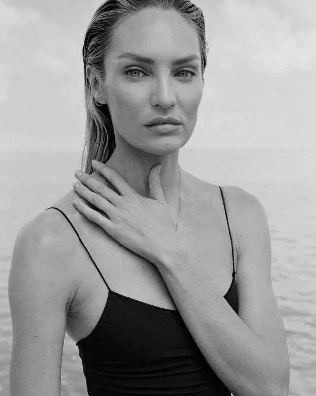 Kendisdən çimərlik geyimində fotosessiya