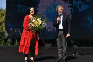 Fanatları ilə “Selvi Boylum Al Yazmalım”ı izlədi