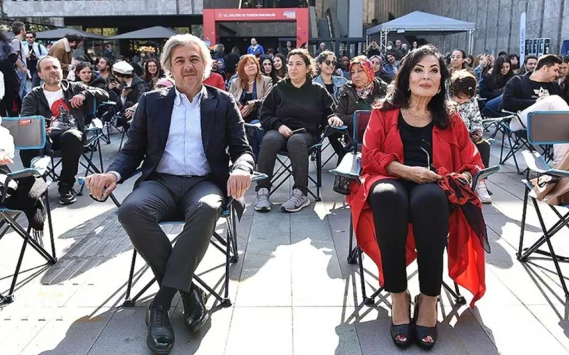 Fanatları ilə “Selvi Boylum Al Yazmalım”ı izlədi