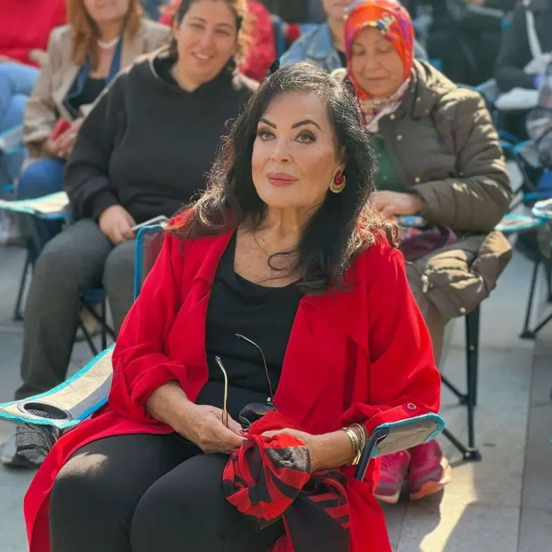 Fanatları ilə “Selvi Boylum Al Yazmalım”ı izlədi