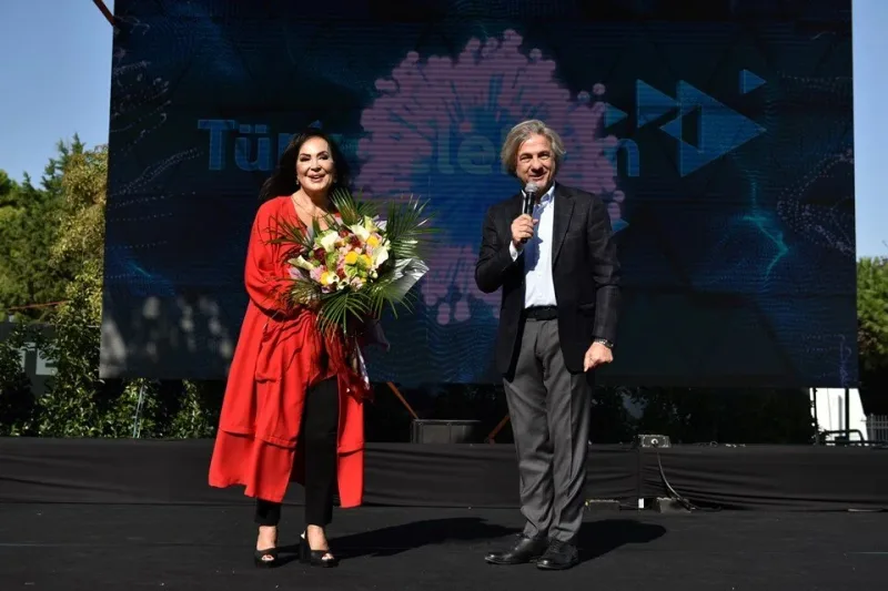 Fanatları ilə “Selvi Boylum Al Yazmalım”ı izlədi