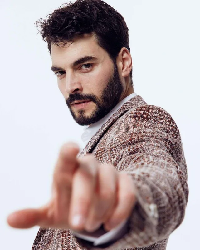 Baş rolu onunla birlikdə canlandıracaq