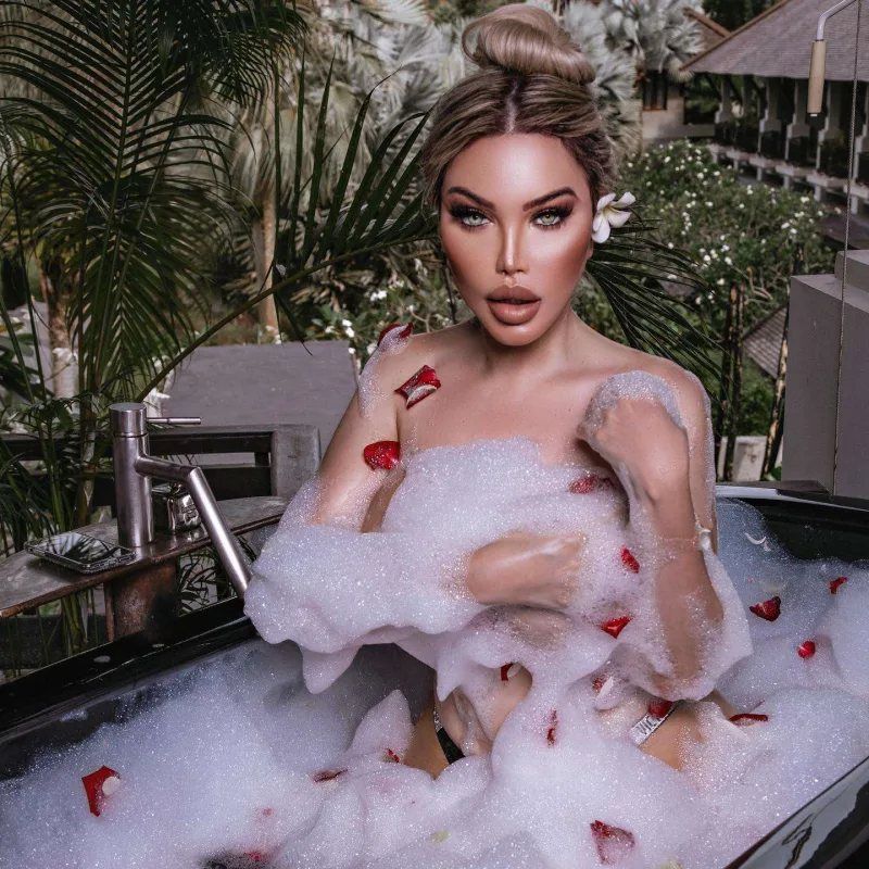 Qadın olmaq üçün 1 milyon xərclədiyini açıqladı