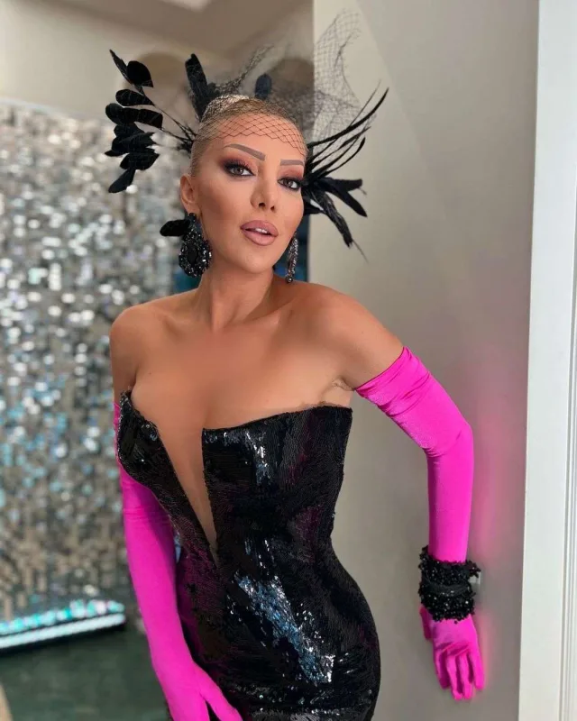 Adının yanına “məşuqə” yazdılar