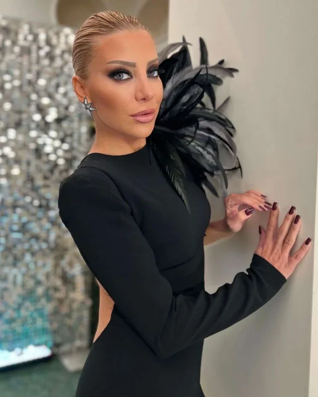 Adının yanına “məşuqə” yazdılar